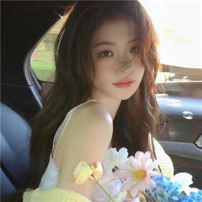 随盲柳入眠的女人